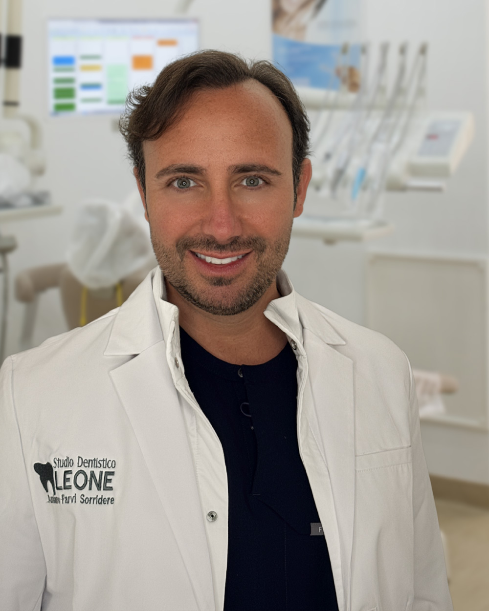 Il dott. Pietro Leone nel suo studio odontoiatrico a Napoli